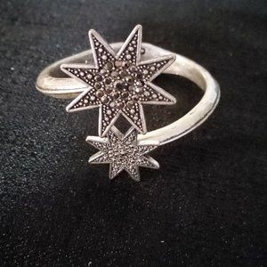 hinged bracelet